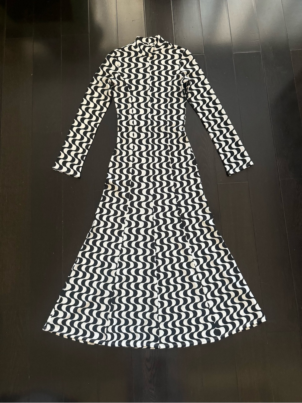 Black & White Wave Pattern Mermaid Maxi Dress